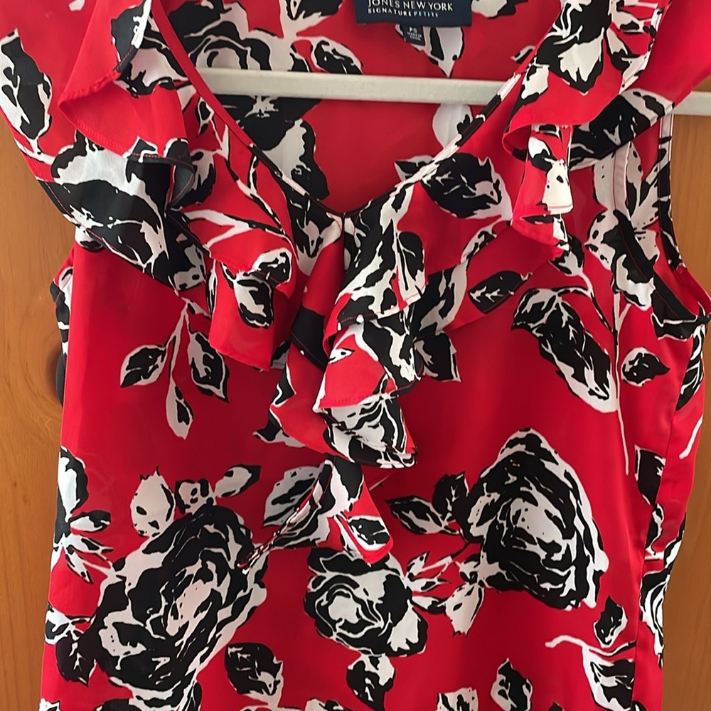 Red Floral Top 🌹🖤 - Picture 5 of 12